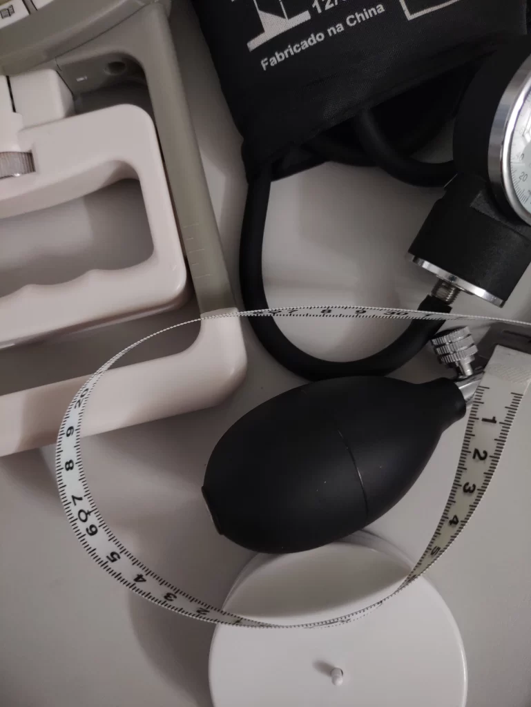 Imagem dos cabeçalhos Imagem com instrumentos de avaliação de pacientes como dinamômetro, esfigmomanômetro e fita métrica